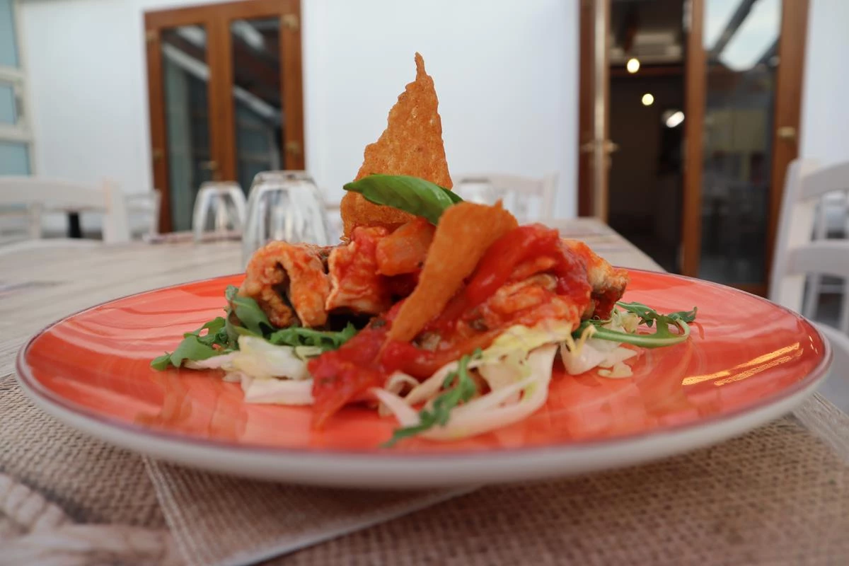 Antipasti di pesce e salumi sardi